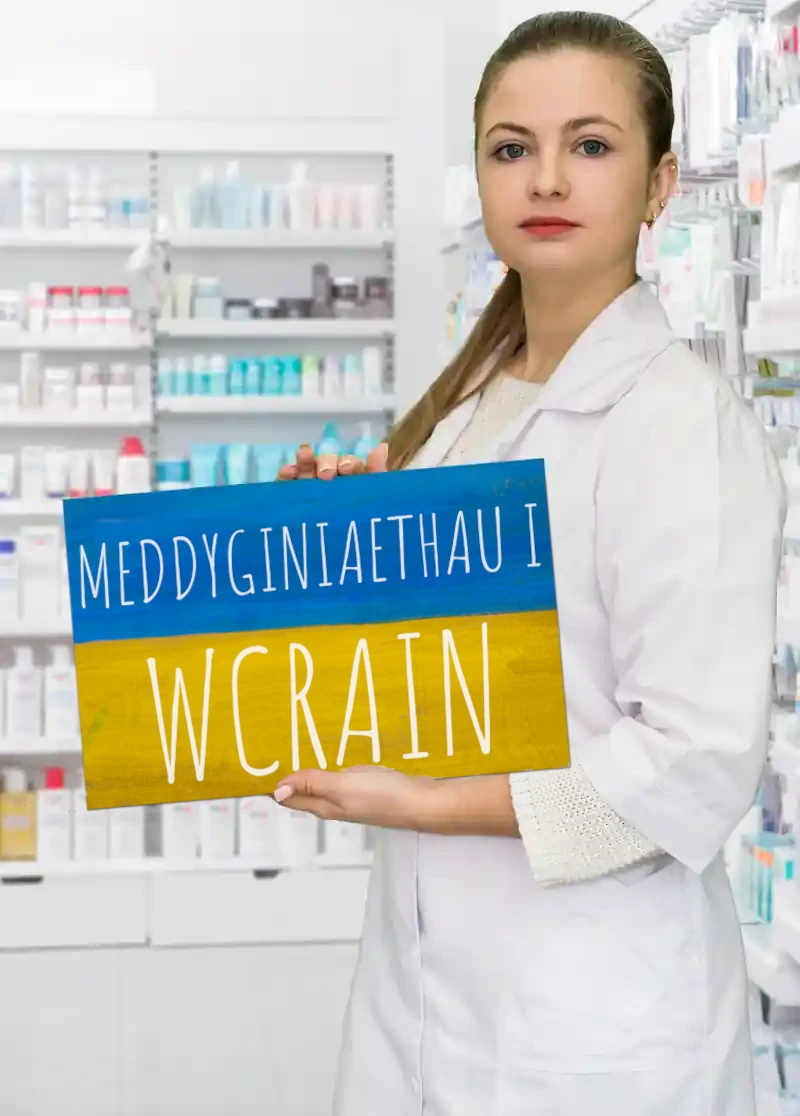 A person holding a Meddyginiaethau i Wcráin poster